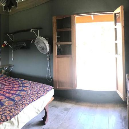 ホテル La Casa Naranja Brig Bay エクステリア 写真