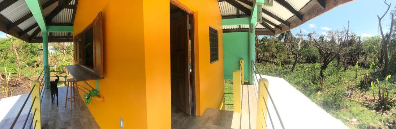 ホテル La Casa Naranja Brig Bay エクステリア 写真