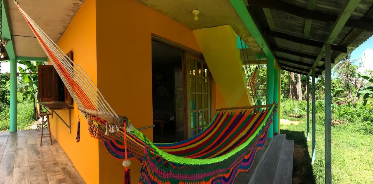 ホテル La Casa Naranja Brig Bay エクステリア 写真