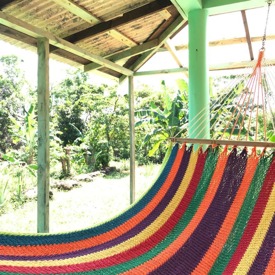 ホテル La Casa Naranja Brig Bay エクステリア 写真